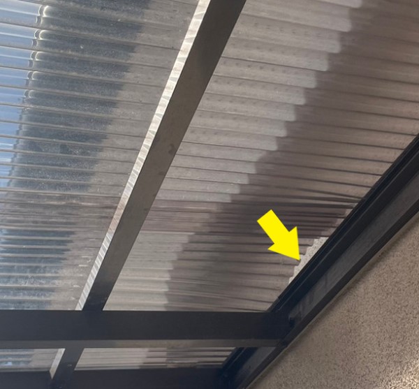 波板屋根が春の嵐で浮いている　ベランダ屋根